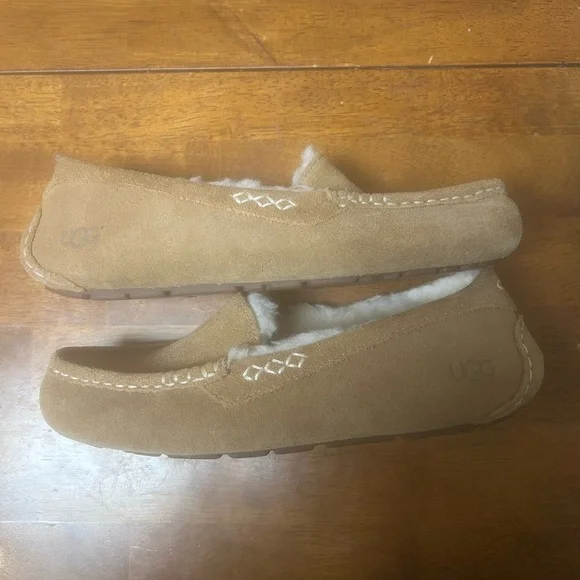 Women’s UGG slippers. - Picture 3 of 6